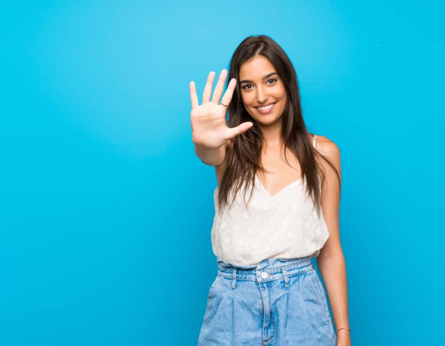 A women showing here hand